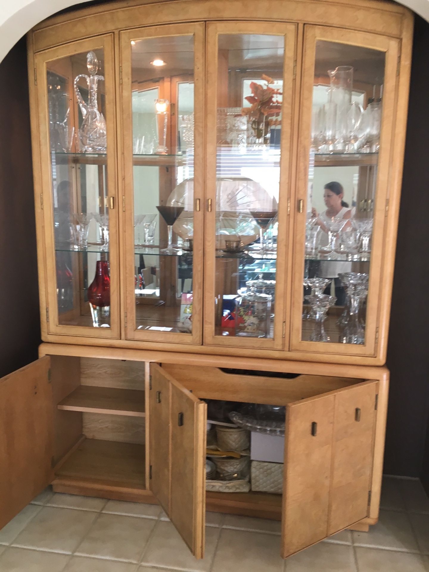 Hutch/China cabinet/breakfront