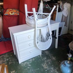 Beautiful White Desk And Chair 