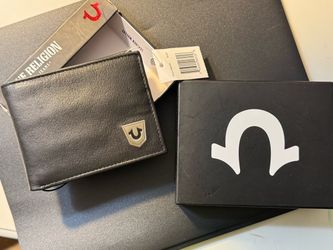 True Religion Men’s Leather Wallet – New in Box