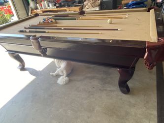 High quality pool table with pool cue sticks AND lamp