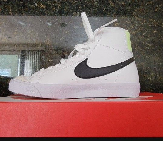 NEw - NIke Shoes Size 6.5