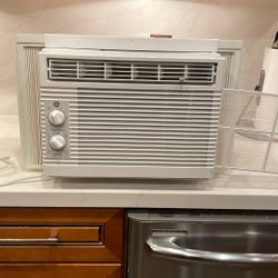 Air Conditioner Ice Cold Very Clean 80$ Firm Cash Only