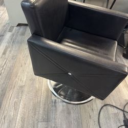 2 Salon Hairstyling Chairs 