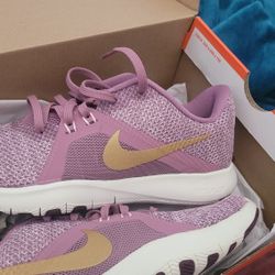 New NIKE SIZE 7