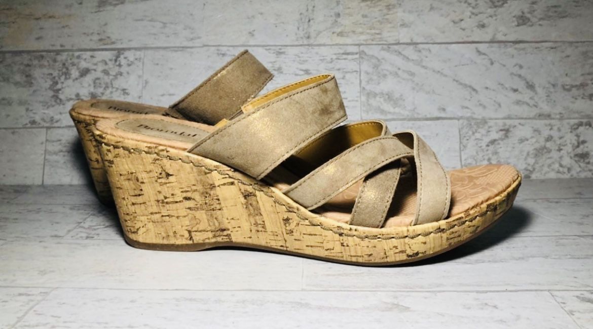 BJORNDAL Women ”Diallo” Leather Women Shoes 10M Tan Shimmer Cork Wedge Sandals Never worn ~ only stored Smoke and pet free