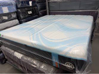 CALIFORNIA KING SIZE TEMPURPEDIC LUXEBREEZE (SOFT) MATTRESS & BOX SPRINGS BED SET