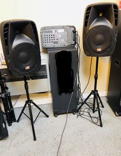 Equipo completo con dos bocinas 10”, tripies y mezcladora // Bluetooth system with two 10” woofers