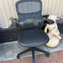 Fully Loaded office Chair by Knoll. Adjustable back, height, armrest and seat depth. In great condition. Leather. It retails $500+. Asking $100
