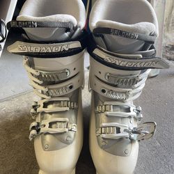Salomon Women’s Ski Boots (24.0)