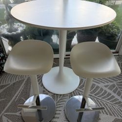Round Cocktail Table with two chairs   185$