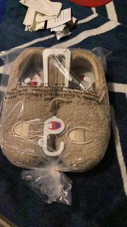 Champion Hoodie Slippers Champion men’s size 8 women’s size 10 new with tags and sealed unisex