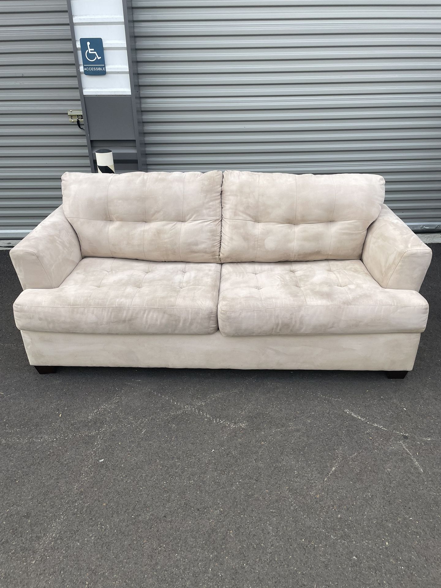 (Free Delivery) Beautiful Cream Sofá Couch