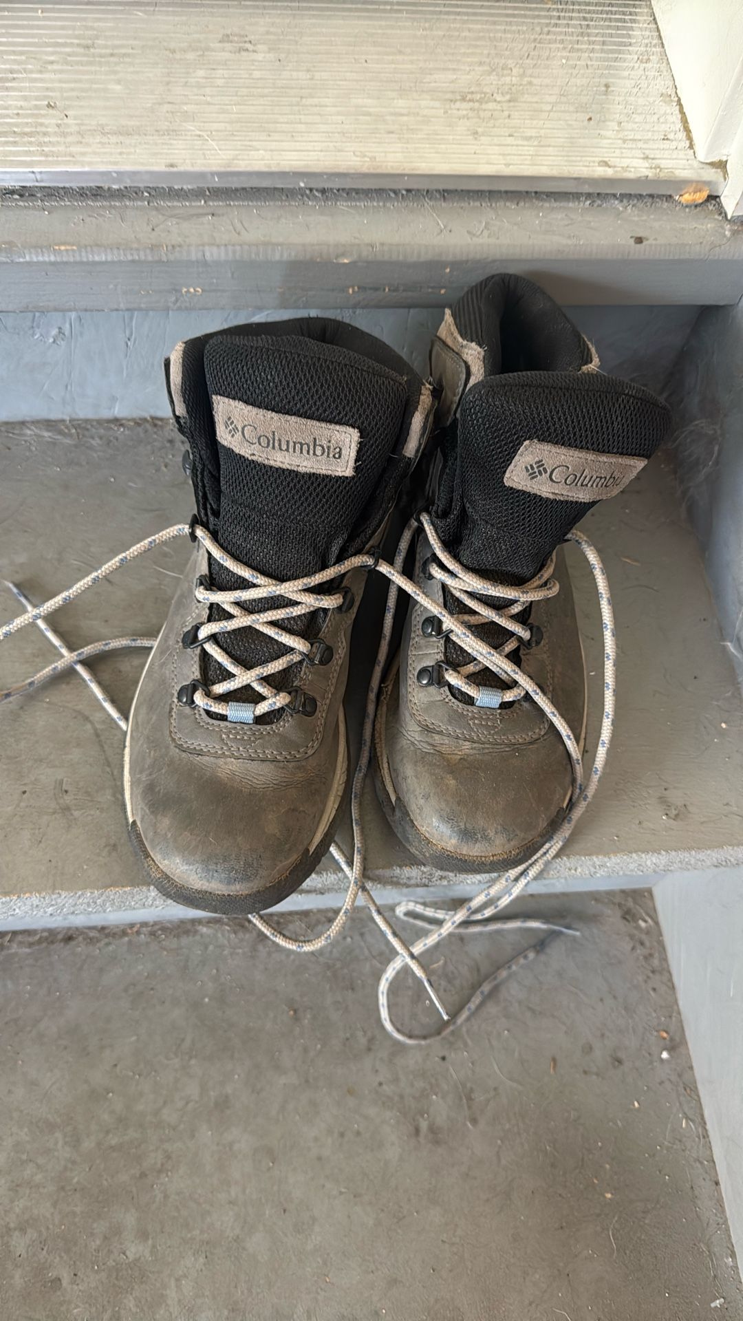 Women’s Size 9 Colombia Waterproof Hiking Boots