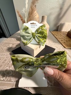 New Bow Handmade with care and attention to detail.2X$10.00 ✨