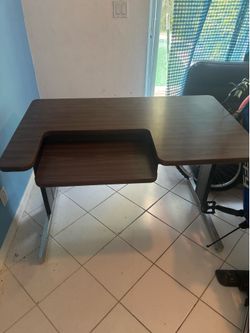 Computer Desk with Pull-Out Keyboard Tray