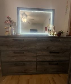 Dresser/ Vanity With Lights