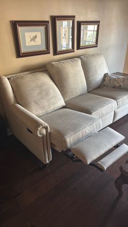 Sofa with dual recliners works perfectly