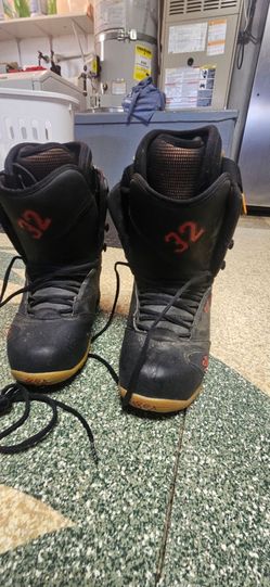 Snowboard boots