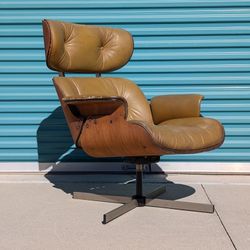 Vintage Mid Century Modern Walnut Lounge Chair