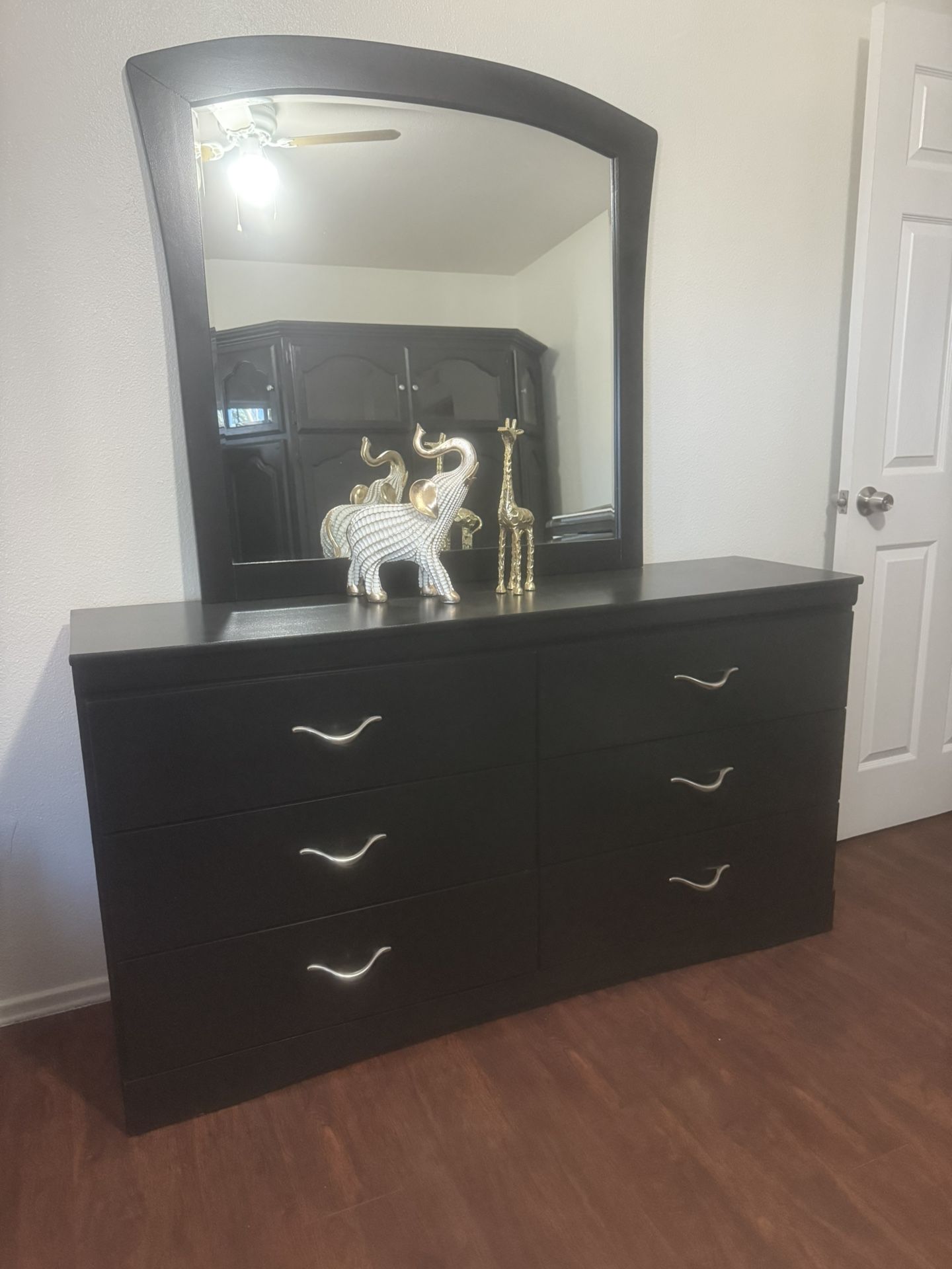 Dresser 59-1/2” Long 15-1/2” Wide And 32” High With Mirror In Good Condition 