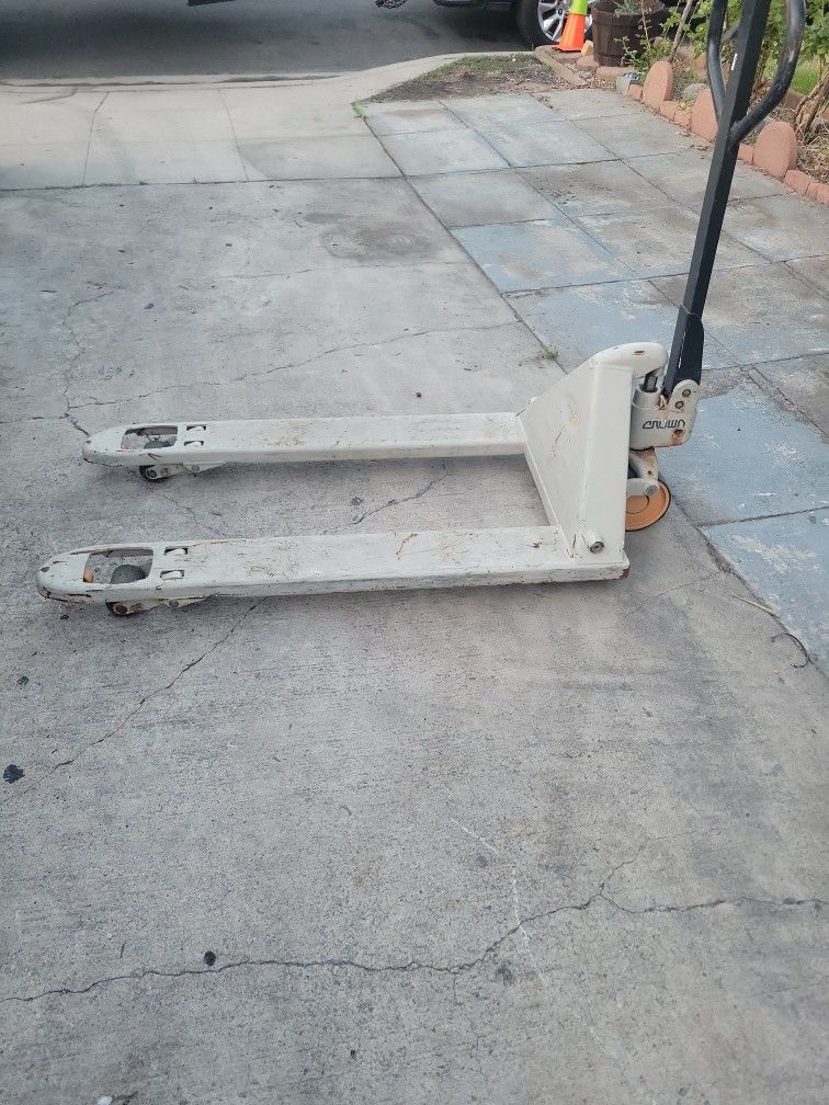 Crown Pallet Jack