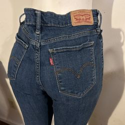 High Rise Levis Size 31 Skinny’s 