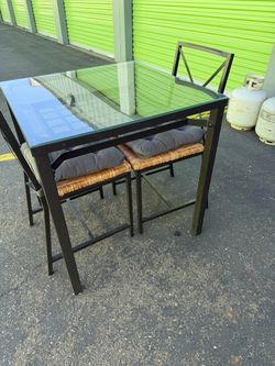 TENGO ESTÁ MESA CON 2 SILLAS EN VENTA