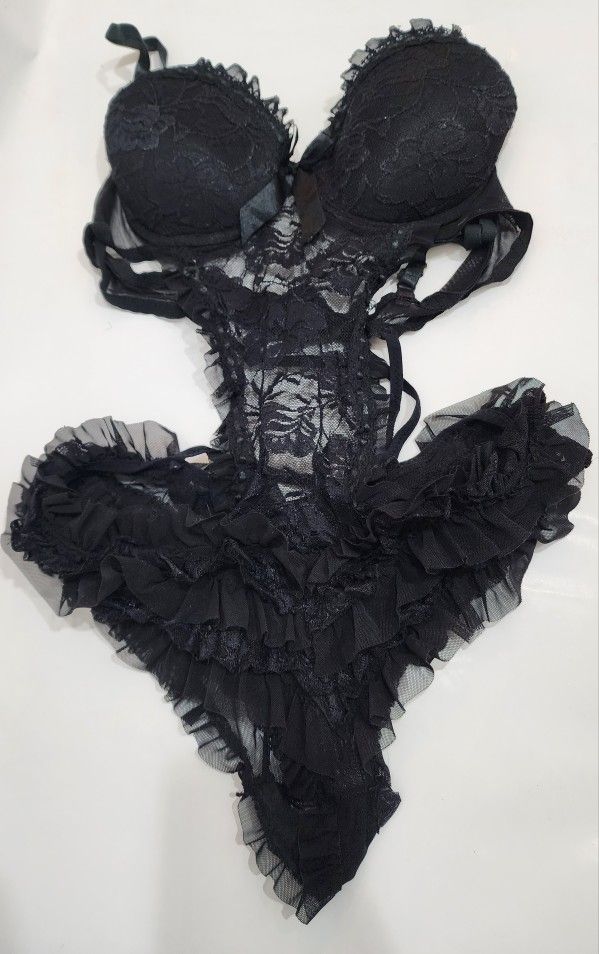 Cute Frilly Black Outfit With Crossing Straps In Back