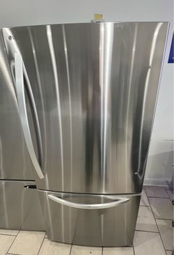 LG Battom Freezer Refrigerator 33” Wide with Ice Maker