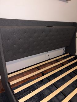 King bedframe with plugs and drawers