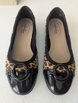 EXCELLENT LIKE NEW CONDITION CLARK'S LEOPARD PRINT AND BLACK PATENT LEATHER FLATS WITH ARCH SUPPORT SIZE 6.5 MEDIUM WIDTH