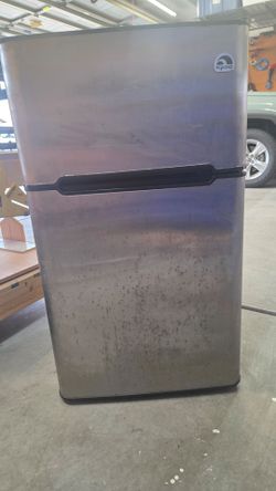 Igloo mini fridge 3.2 cuft with freezer.