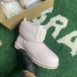 Classic Cozy UGG (Size WOMEN 10)