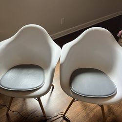 Set Of 2 Contemporary White Plastic Armchairs With Wooden Legs 