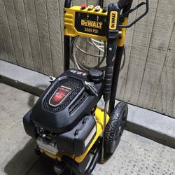 Dewalt 3300 PSI 2.4 GPM Cold Water Gas Pressure Washer with HONDA GCV200 Engine