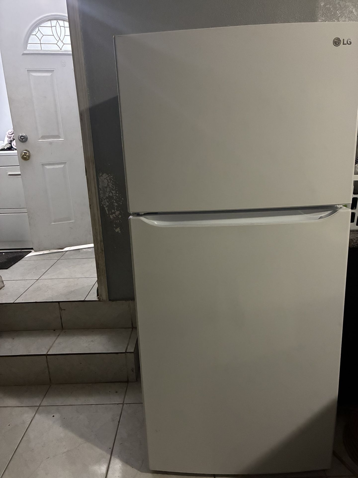 LG Refrigerator Like New