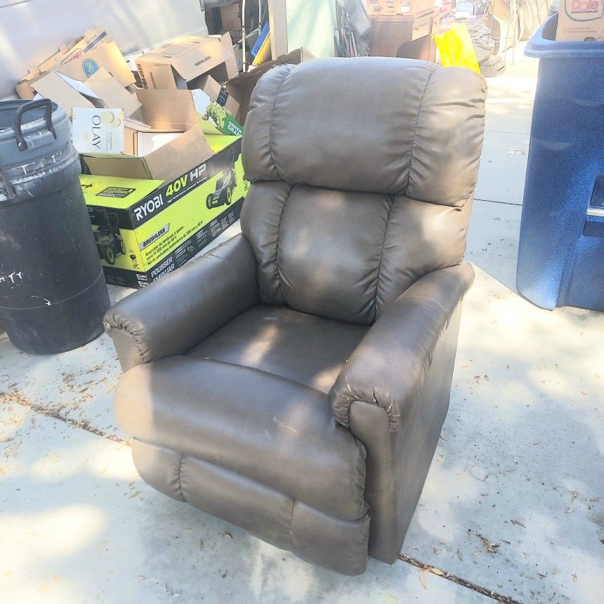 2 SUPER COMFORTABLE RECLINERS
