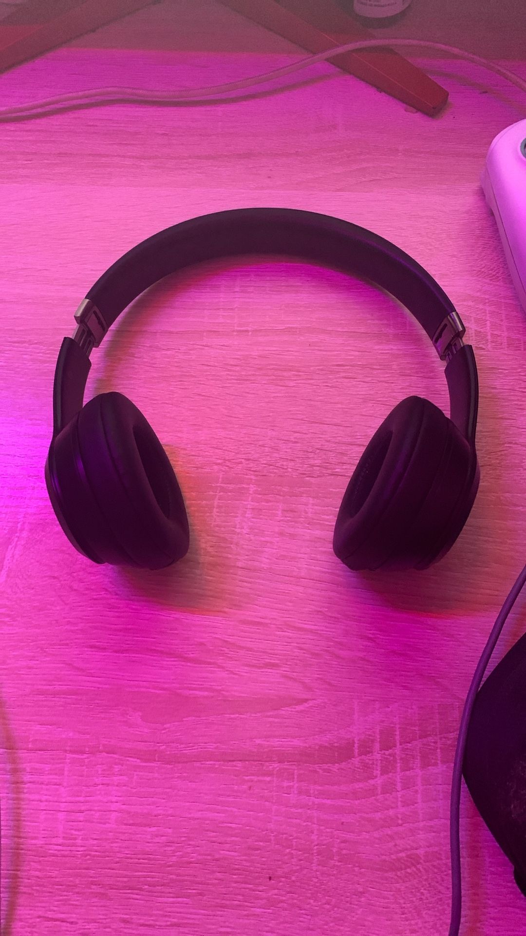 Beats Solo 4 Wireless Headphones – With Case & Audio Cord – Great Condition
