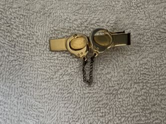 POLICE SECURITY PRIVATE INVESTIGATOR HANGING DETECTIVE HANDCUFF UNIFORM TIE CLIP GOLD  FINISH