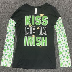 Women’s juniors size large (11/13) Kiss Me I’m Irish St Patrick’s Day shirt - worn once like new 
