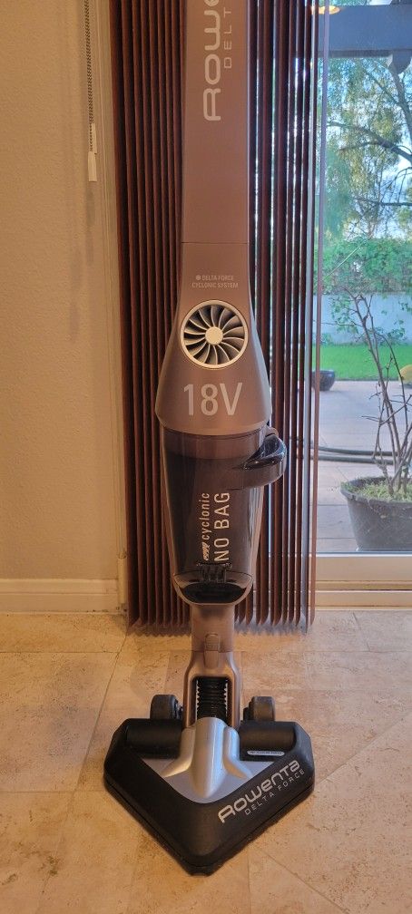 Rowanta Compact Electric No Bag Vacuum Machine