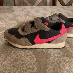Young Girl’s Nike shoe Pink/Grey 12.5c