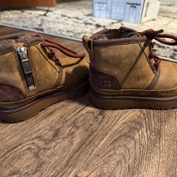 UGG Neumel II Boot (size 8)