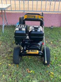 DEWALT 4400 PSI 4.0 GPM Gas Pressure Washer with 420cc Engine, Triplex Pump, Commercial Cold Water Power Washer
