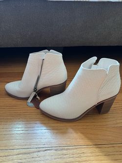 Beige women’s boots size 8