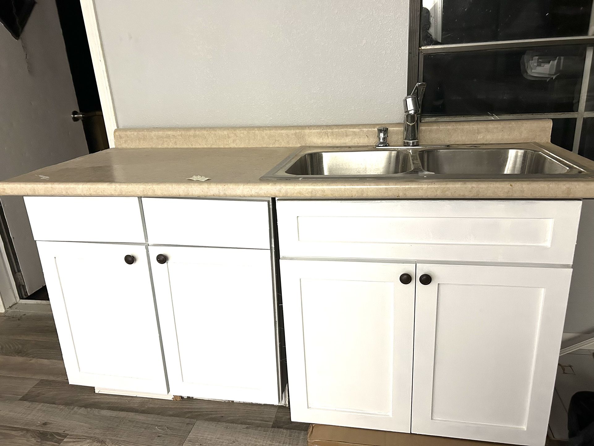 65" wood cabinet, sink and faucet, semi-new, asking for $299.00 Reidsville nc Gabinete de madera 65", sink  y grifo, seminuevo poco tiempo de uso pido