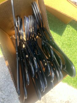 (19) Black hangers