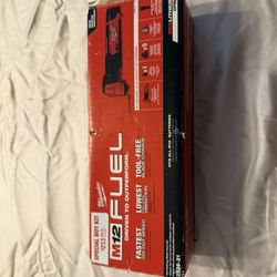 Milwaukee M12 Fuel Oscillating Multi-Tool Kit
