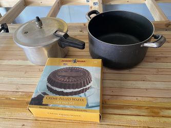 Pressure cooker, cooking pot and cake pan set