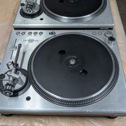 Stanton STR8-100 Pair Of Tunrtables